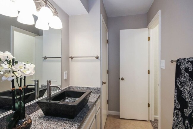 Building Photo - 2 Bed / 1 Bath Condo South Tulsa - Availab...