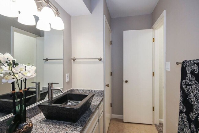 Building Photo - 2 Bed / 1 Bath Condo South Tulsa