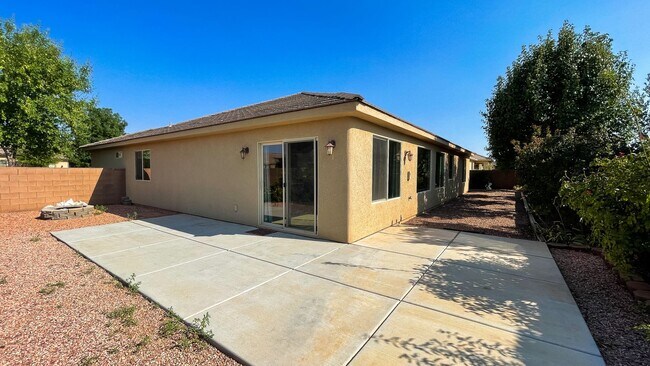 Building Photo - 4 Bedroom Treasure Valley Home Near Crimson High School