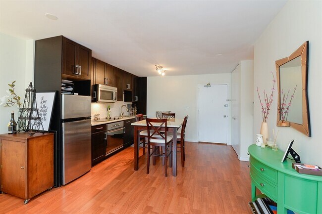 Building Photo - 555 W Cornelia Ave