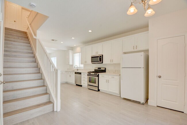 Building Photo - 2 Story 2 Bedroom Gated Community Amazing Location