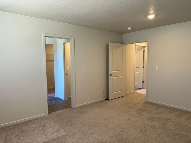 Building Photo - 4 bedroom 2.5 bathrooms in the beautiful M...