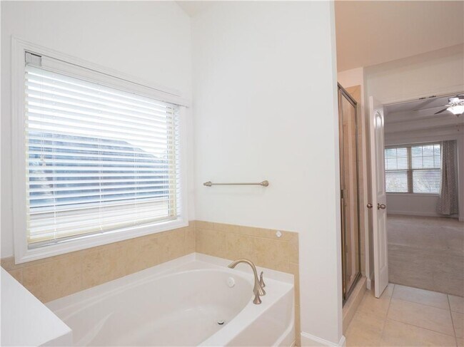 Building Photo - 4865 Alexandria Ave