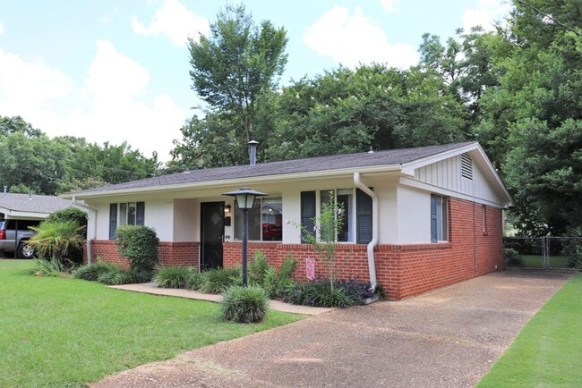 Building Photo - Irresistible 3-bedroom will leave you deli...