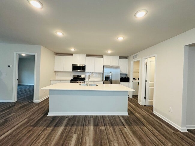 Building Photo - Move In Ready 5BR/2.5BA Home located near UNCC!