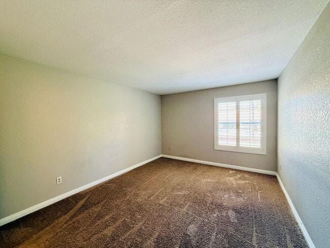 Building Photo - Fully Renovated 2-Bedroom Condo in Gated W...