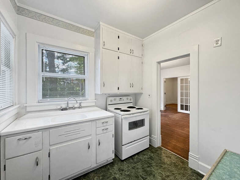 Kitchen - 727 Richmond Rd