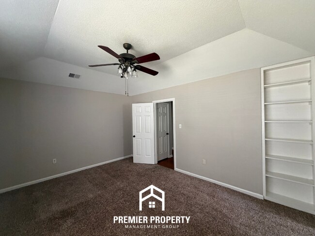 Building Photo - Stunning 3BR/2BA Memphis Home with Vaulted Ceilings & Rustic Fireplace!