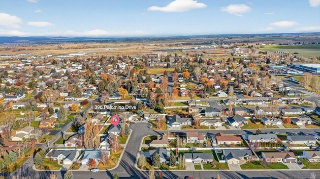 Building Photo - 3 Bedroom 2 bath home in Sugar City Idaho 2 stall garage in awesome neighborhood