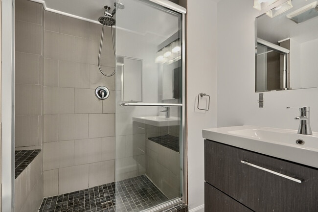 Building Photo - 411 S Madeira St