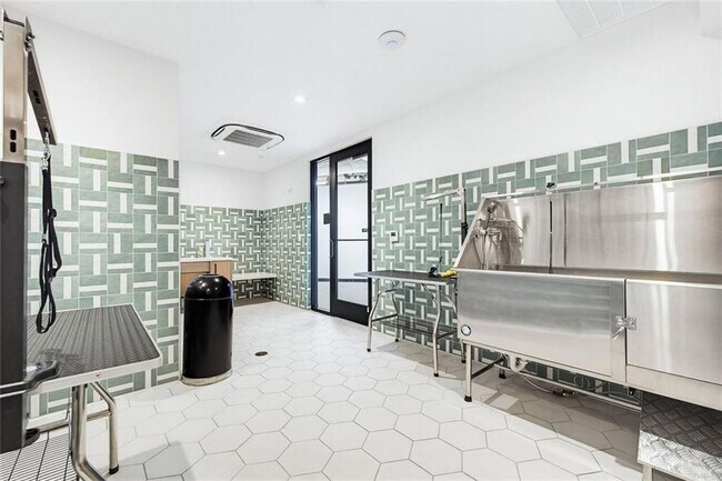 Building Photo - 2425 Peachtree Rd NE