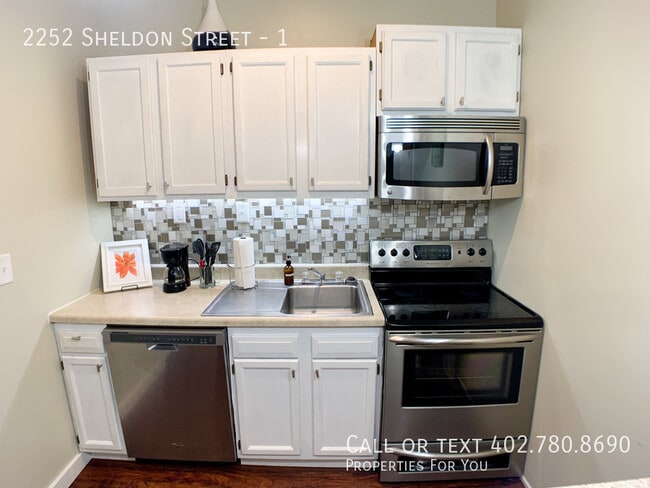 Building Photo - 2252 Sheldon St