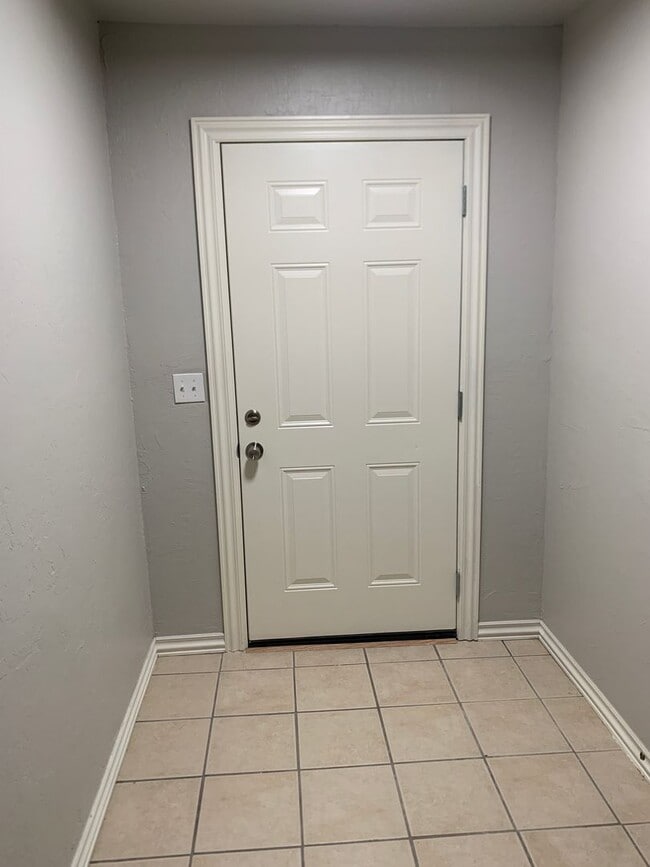 Building Photo - 517 Post Oak Ln