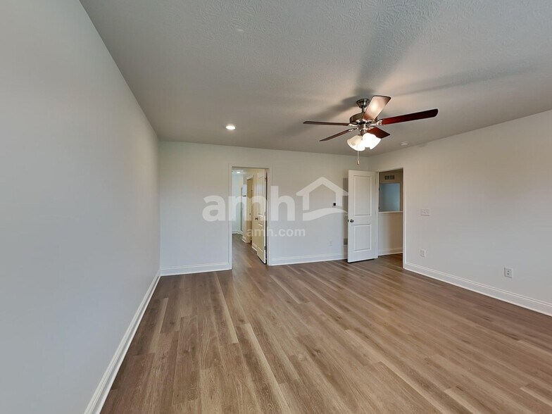 Building Photo - 9202 Henley Ave