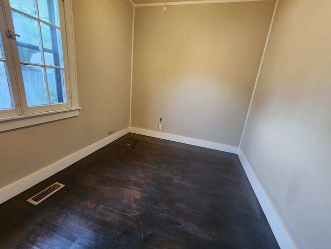 Building Photo - 407 Sullenberger Ave