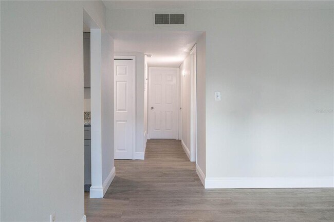 Building Photo - 847 Sky Lake Cir