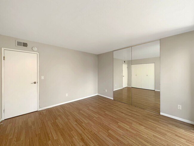 Building Photo - Charming 1BD/1BA Condo in Mission Valley W...