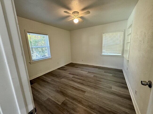 Building Photo - "Charming 3-Bed Oasis with 2 Full Baths in Garland – 1160 Sq Ft of Comfort at 1617 Meadowbrook!"