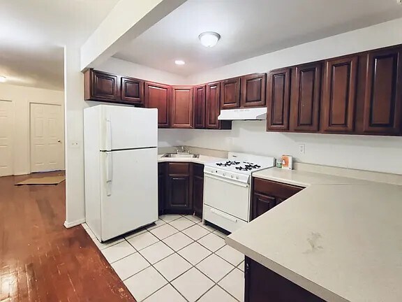 Building Photo - Furnished room/NOT APARTMENT
