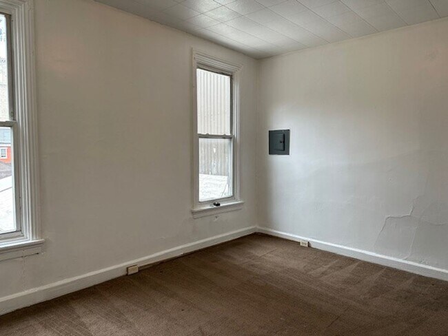 Building Photo - 204 Locust St