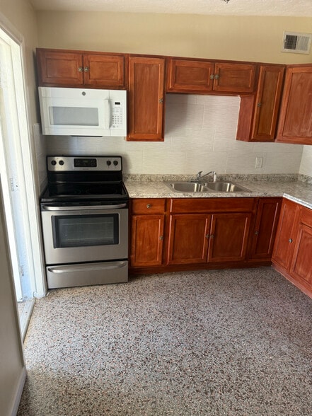 Building Photo - 1956 Rose Blvd