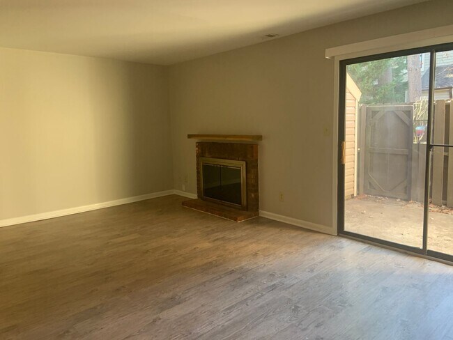 Building Photo - 3 BR/2 BA townhouse with neighborhood pool...
