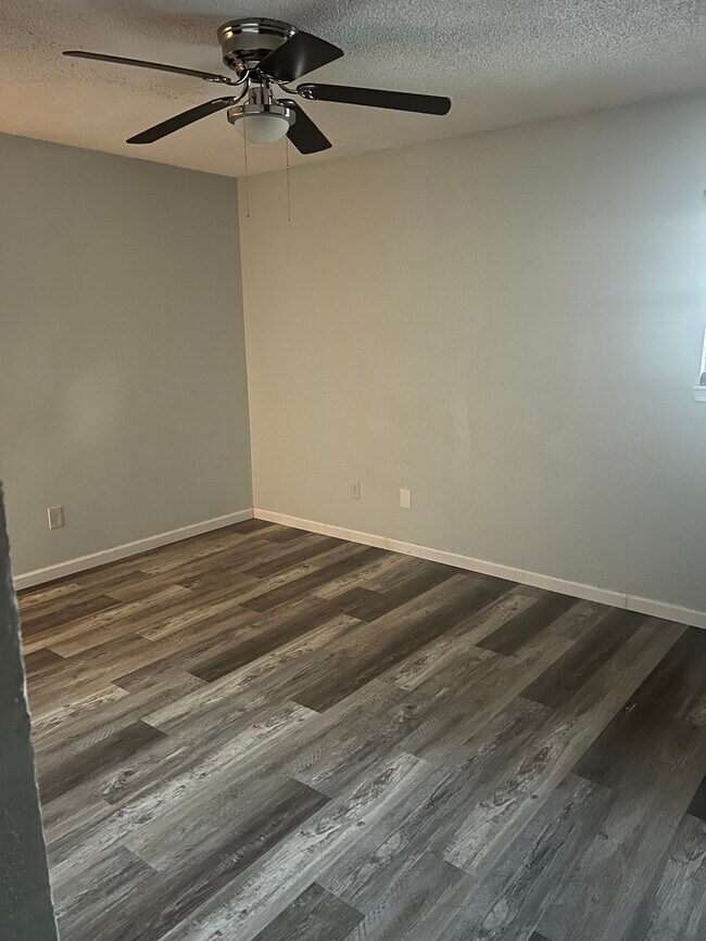 Building Photo - Pensacola Triplex
