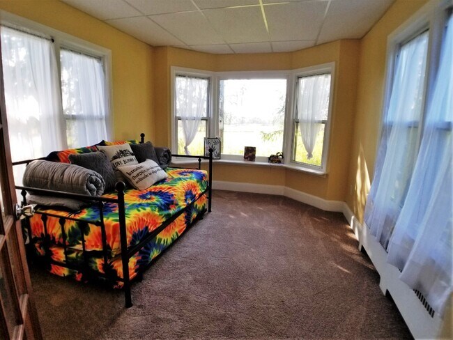 Building Photo - 27 Yasgur Rd