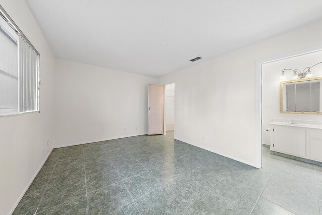 Building Photo - 2638 Gately Dr E