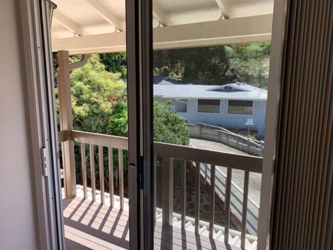 Building Photo - Pauoa Valley- utilities included!