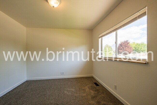 Building Photo - 1561 E 4945 S