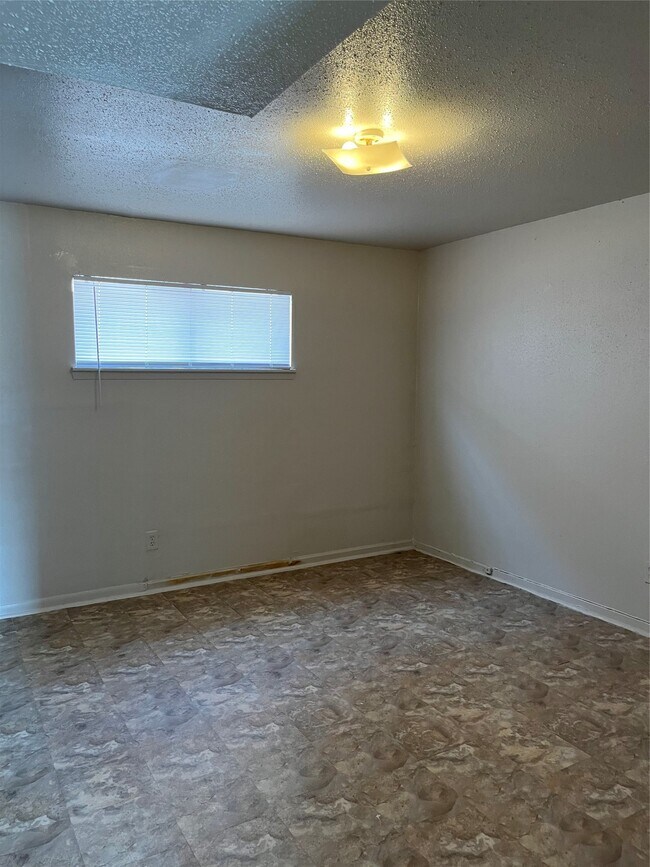 Building Photo - 9414 Heno St