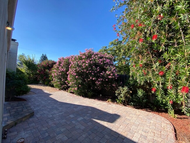 Building Photo - REDWOOD CITY - Beautifully Updated 3BR/2BA