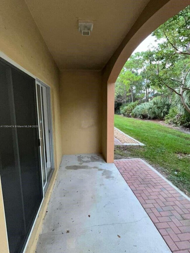 Building Photo - 5067 SE Mariner Garden Cir