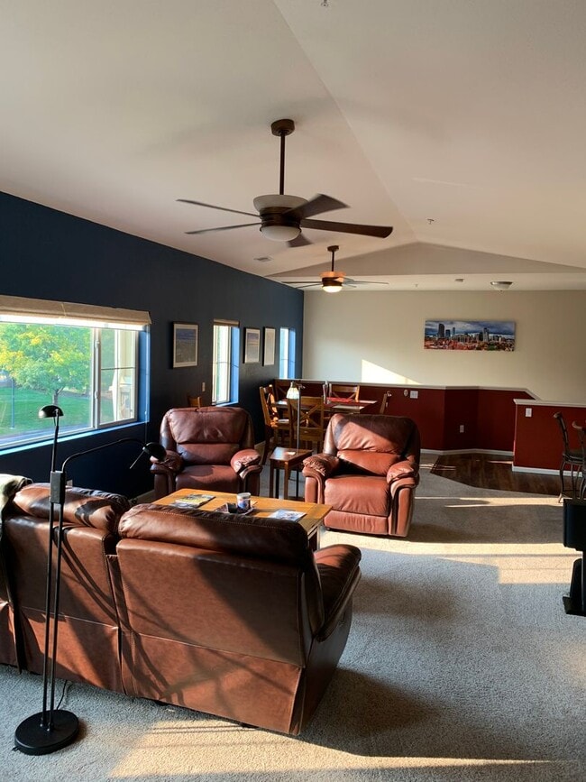 Building Photo - Sun filled top floor condo!