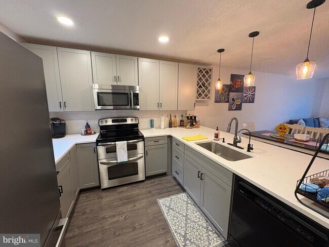 Building Photo - 46 Fishhook Ln