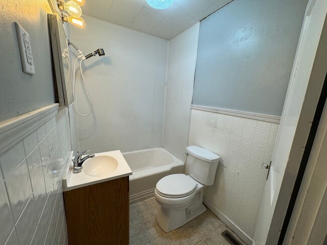 Building Photo - 402 N 8th St