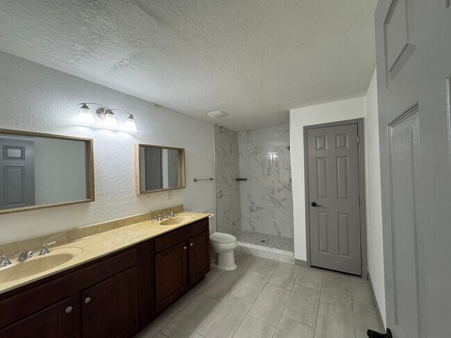 Building Photo - Beautiful 3 Bedroom, 2 Bathroom Home in De...