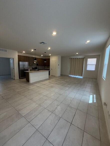 Building Photo - 1675 W Pima Ave