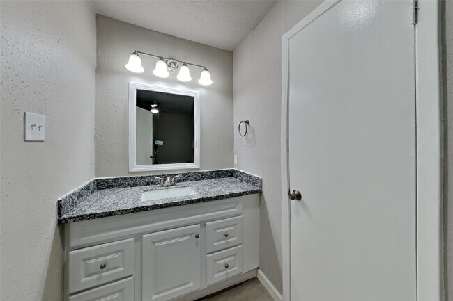 Building Photo - 1618 Live Oak Hollow St