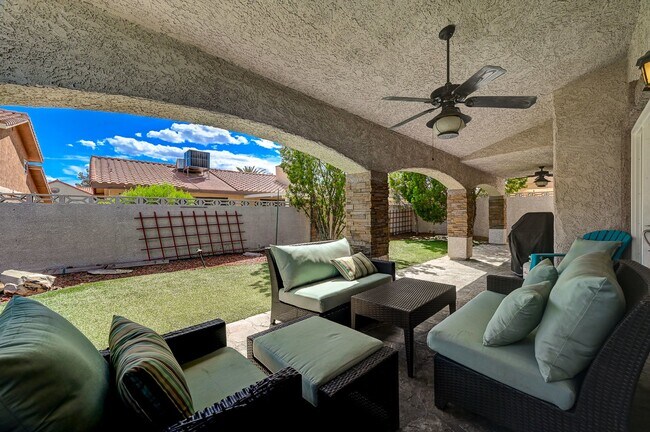 Building Photo - Charming 4 bedroom 3 bath fully furnished pool home in the heart of spring valley!
