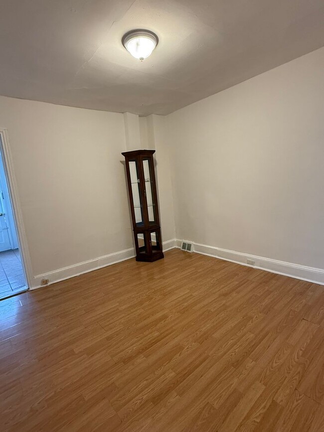 Building Photo - 2 Bedroom Home in Port Richmond available ...