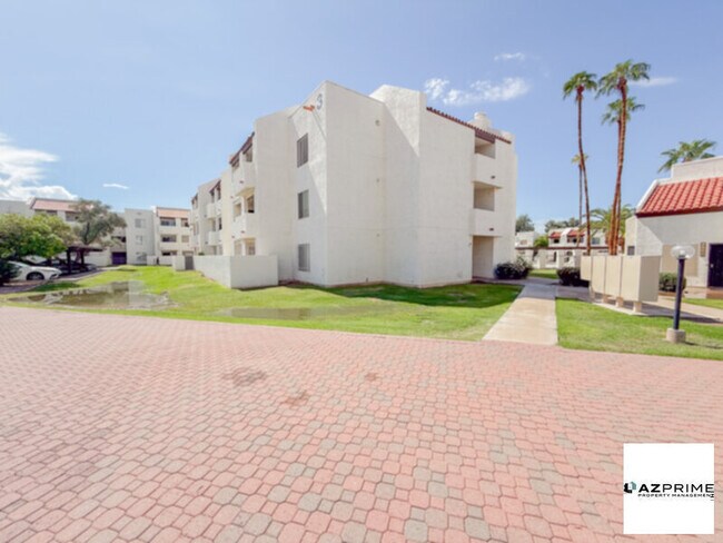 Building Photo - Stunning Fully-Furnished 2/2 Glendale Cond...