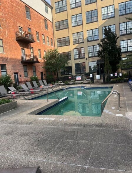 Building Photo - 6533 E Jefferson Ave