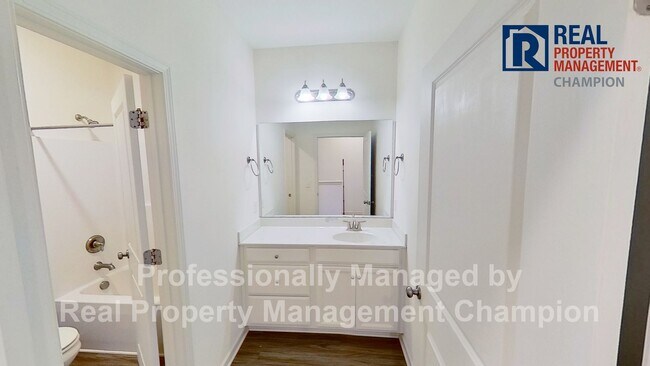 Building Photo - Fabulous Townhome in Heart of Leland