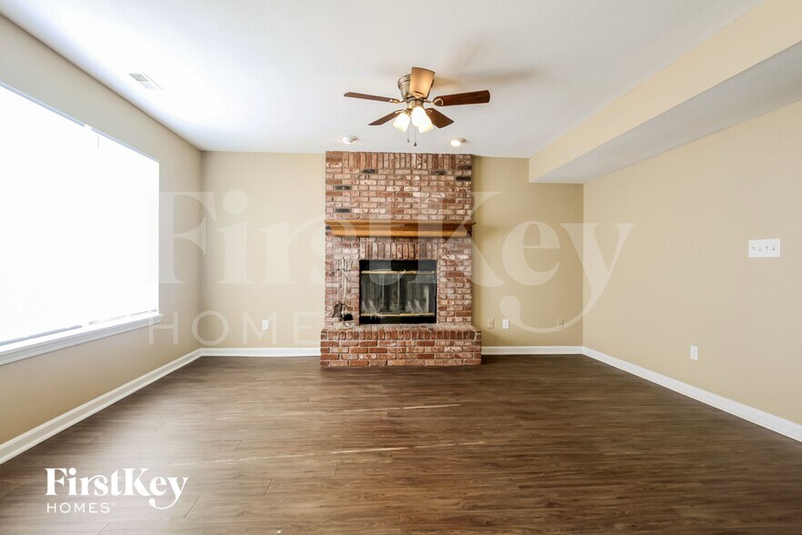 Building Photo - 728 Sweet Creek Dr