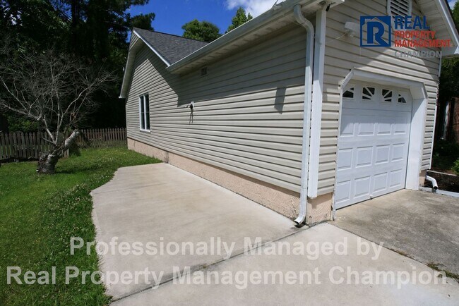 Building Photo - Charming home with open floor plan, vaulted ceilings and spacious backyard