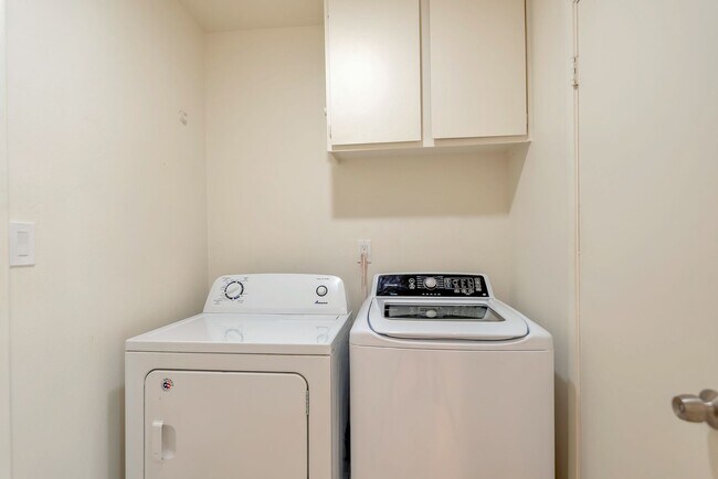 Building Photo - Amazing Tri-Level home close to ASU.  Pool and 2 Car Garage