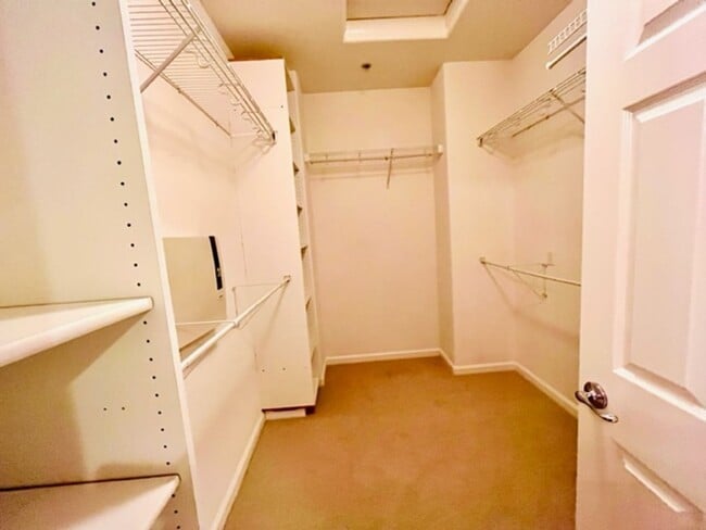 Building Photo - Beautiful 3BD/3BA, Two-Story Corner Unit C...