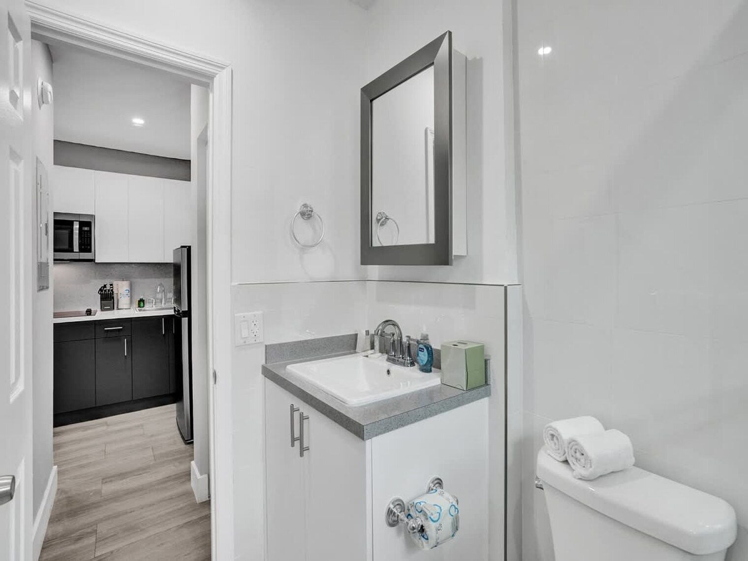 Building Photo - 906 N Riverside Dr